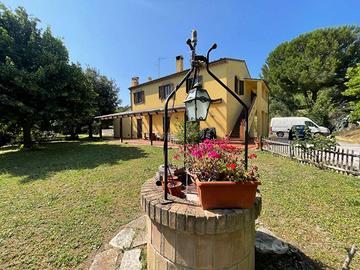 TIPICO CASALE MARCHIGIANO CON AMPIA CORTE