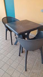 set di tavolo e 2 sedie 