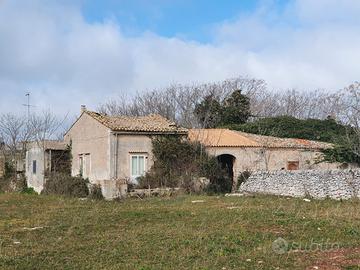 Caseggiato rurale da ristrutturare con ampio terre