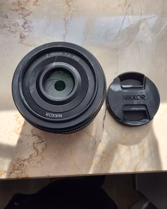 Nikon Nikkor Z 40 f/2 con paraluce - Pari al nuovo