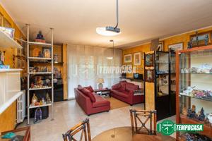 3 LOCALI CON TERRAZZO, DOPPI SERVIZI, BOX E CANTIN