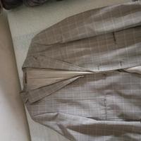 Completo uomo elegante grigio a quadri.
