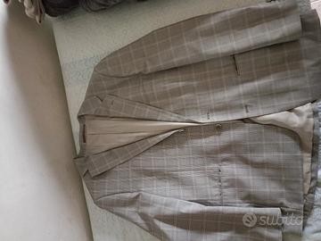 Completo uomo elegante grigio a quadri.