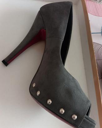 Scarpe scamosciate con borchie