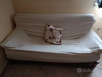 Divano vintage con struttura in legno 