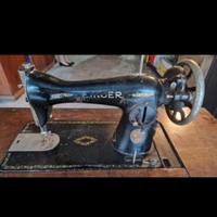 Macchina da cucire Singer vintage a pedale con mob