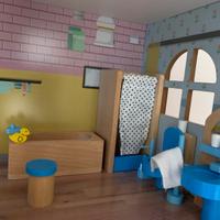 Casa delle bambole in legno