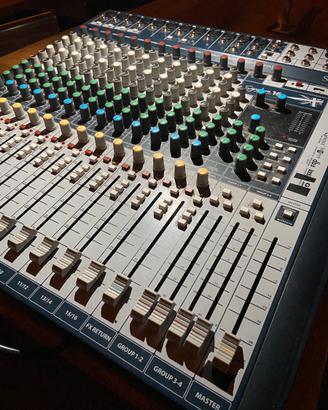 Mixer soundcraft signature 16