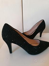 Scarpe nere con pietre n. 36