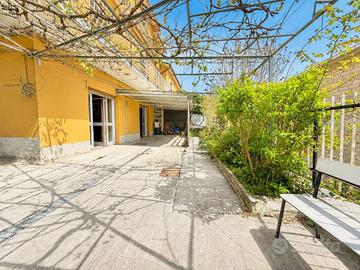 Casa indipendente di 221 m² con più di 5 locali a 