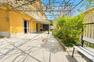 Casa indipendente di 221 m² con più di 5 locali a 