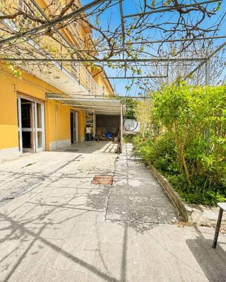 Casa indipendente di 221 m² con più di 5 locali a 
