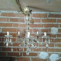Lampadario vintage con pendenti in cristallo.