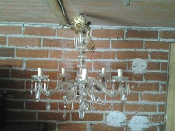 Lampadario vintage con pendenti in cristallo.