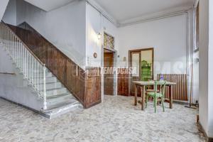 VILLA SINGOLA DA RISTRUTTURARE CON GIARDINO E VIST