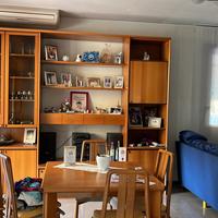 Sala da pranzo con tavolo