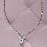 Collana a forma di fiocco con glitter e perle