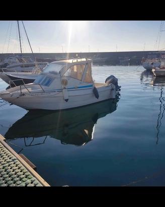 Barca semicabinato con motore 40 cv