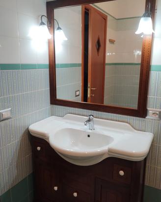 Mobile bagno completo di lavandino e specchio