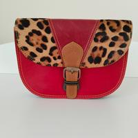 Borsa in pelle con dettaglio animalier.