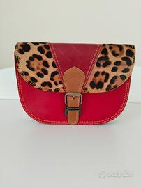 Borsa in pelle con dettaglio animalier.