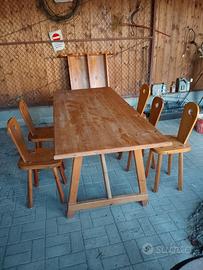 Tavolo rustico con piattaia in legno