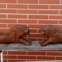 copia di leoni intagliati su legno teak