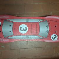 Skateboard oxelo con automobilina disegnata