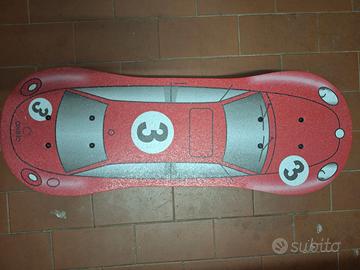 Skateboard oxelo con automobilina disegnata