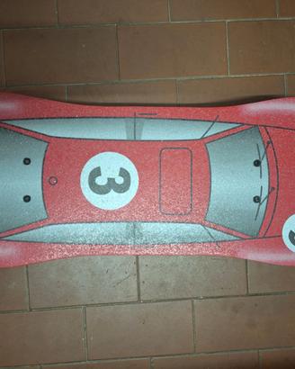 Skateboard oxelo con automobilina disegnata