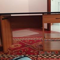 Scrivania con piani estraibili