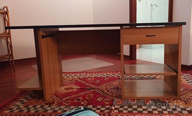 Scrivania con piani estraibili