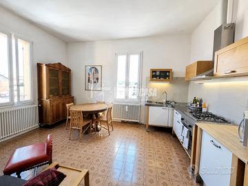 3 LOCALI CON CANTINA E POSTO AUTO