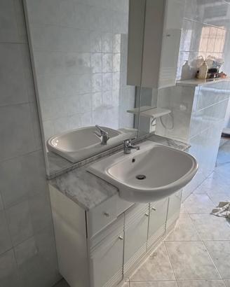 Mobile bagno completo di rubinetto e tubi