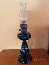 Lampada a petrolio d'epoca in Vetro Nero (Opalino)