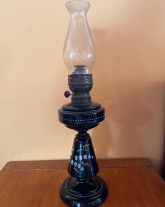 Lampada a petrolio d'epoca in Vetro Nero (Opalino)
