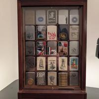 Collezione 50 Zippo Originali + 2 Vetrine