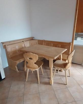 Angolo panca in abete, con tavolo e due sedie