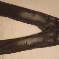 Jeans colore nero-grigio strappati 