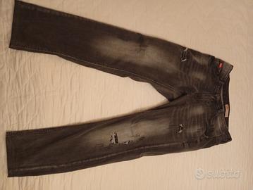 Jeans colore nero-grigio strappati 