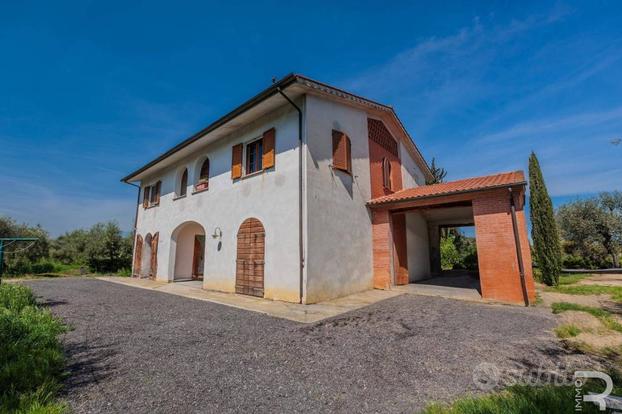 Casa colonica con 4 ettari di terreno