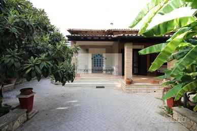 VILLA IN CITTA