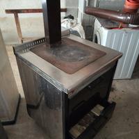 Stufa a legna con piastre e ventilazione
