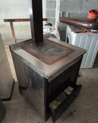 Stufa a legna con piastre e ventilazione