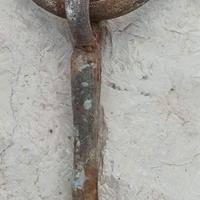 Antico gancio anello ferro battuto da muro