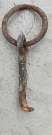 Antico gancio anello ferro battuto da muro