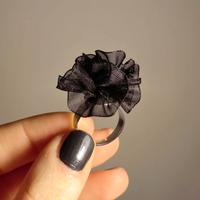 Anello nero in organza a forma di fiore Handmade