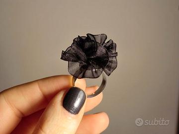 Anello nero in organza a forma di fiore Handmade