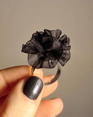 Anello nero in organza a forma di fiore Handmade