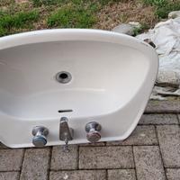 lavandino , supporto e rubinetti 